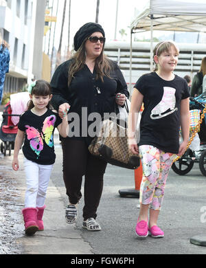 Carnie Wilson prende le sue figlie, Lola e Luciana, il Petting Zoo presso lo Studio città mercato agricolo dotato di: Carnie Wilson, Lola Sofia Bonfiglio, Luciana Bella dove: Los Angeles, California, Stati Uniti quando: 17 Gen 2016 Foto Stock