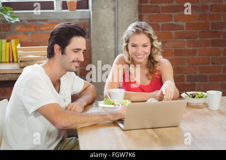 La gente di affari a discutere il lavoro durante la pausa in ufficio Foto Stock