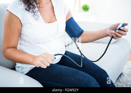 Donna incinta controllando la pressione del sangue Foto Stock