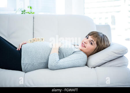 Ritratto di donna incinta giocando con dei blocchi di legno Foto Stock