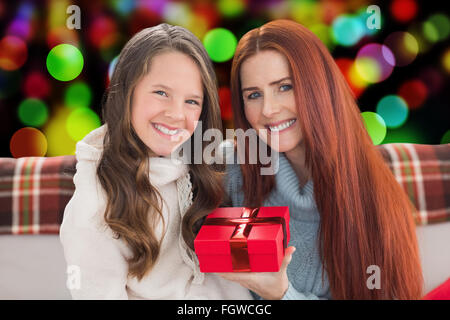 Immagine composita della madre e figlia con dono Foto Stock