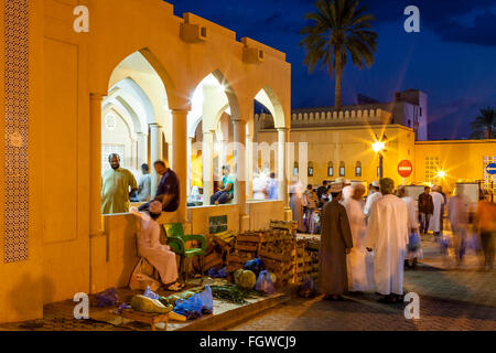 Strada del mercato di notte, Nizwa, Ad Dakhiliyah Regione, Oman Foto Stock