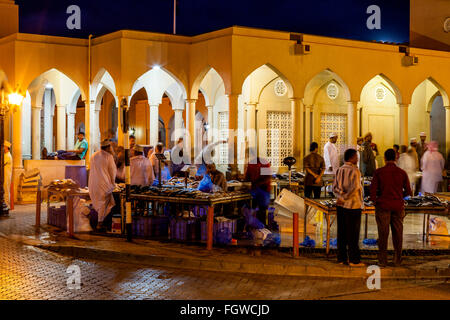 Il mercato del pesce di notte, Nizwa, Ad Dakhiliyah Regione, Oman Foto Stock