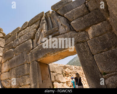 Micene, Argolide, Peloponneso e Grecia. La Porta del Leone, risalente al XIII secolo a.c. impostato nelle mura ciclopiche. Foto Stock