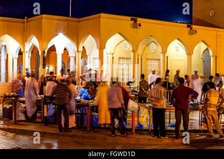 Il mercato del pesce di notte, Nizwa, Ad Dakhiliyah Regione, Oman Foto Stock