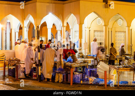 Il mercato del pesce di notte, Nizwa, Ad Dakhiliyah Regione, Oman Foto Stock