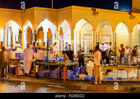 Il mercato del pesce di notte, Nizwa, Ad Dakhiliyah Regione, Oman Foto Stock