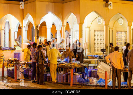 Il mercato del pesce di notte, Nizwa, Ad Dakhiliyah Regione, Oman Foto Stock