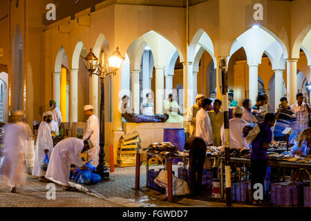 Strada del mercato di notte, Nizwa, Ad Dakhiliyah Regione, Oman Foto Stock