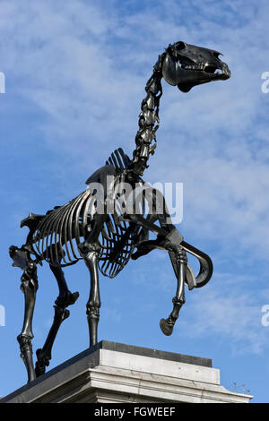 Statua di uno scheletro di Cavallo - "regalo" cavallo, Trafalgar Square; Londra Foto Stock