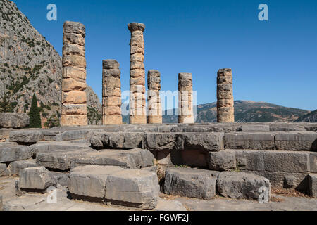 Antica Delphi, Phocis, Grecia. Resti del Tempio di Apollo. Oggi le rovine visibili risalgono al IV secolo A.C. Foto Stock