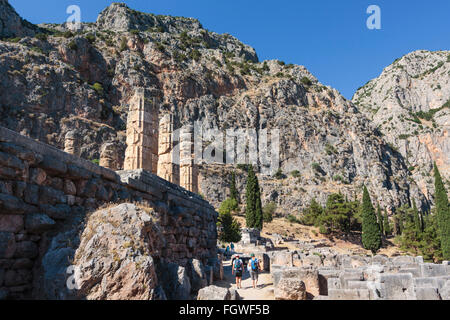 Antica Delphi, Phocis, Grecia. Resti del Tempio di Apollo. Oggi le rovine visibili risalgono al IV secolo A.C. Foto Stock