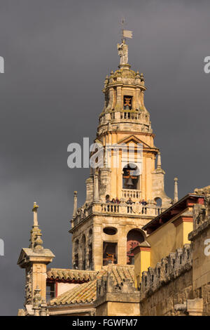 Cordoba, in provincia di Cordoba, Andalusia, Spagna meridionale. L'Alminar campanile della moschea di Cordova contro un cielo tempestoso. Foto Stock