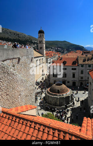 Estate, tetti in terracotta di Dubrovnik, Dubrovnik-Neretva County, Dalmazia costa, Mare Adriatico, Croazia, Balcani, Europa. Foto Stock