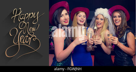 Immagine composita di ridere amici tintinnanti bicchieri di champagne in una notte di gallina Foto Stock