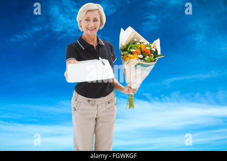 Immagine composita di felice di consegna fiori donna in cerca di firma Foto Stock