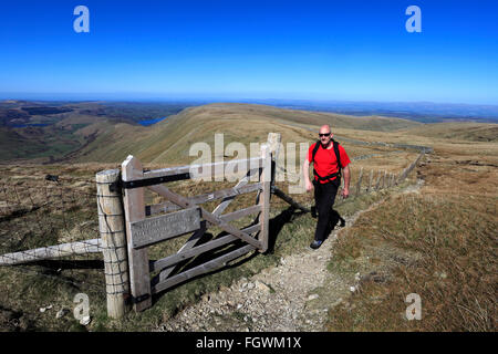 Walker su sollevamento elevato è sceso, High Street, Martindale valle comune, Parco Nazionale del Distretto dei Laghi, Cumbria, Inghilterra, Regno Unito. Sollevamento elevato Foto Stock