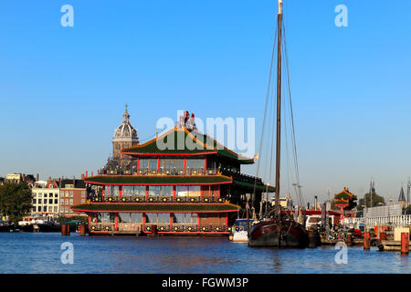 Il Sea Palace ristorante galleggiante, con la Basilica di San Nicola in background, Amsterdam, Paesi Bassi Foto Stock