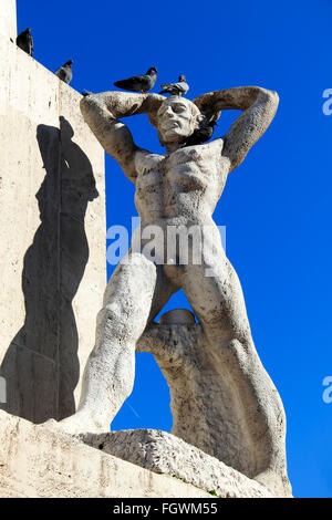 Scultura maschio sul Monumento Nazionale, Piazza Dam, Amsterdam, Paesi Bassi Foto Stock