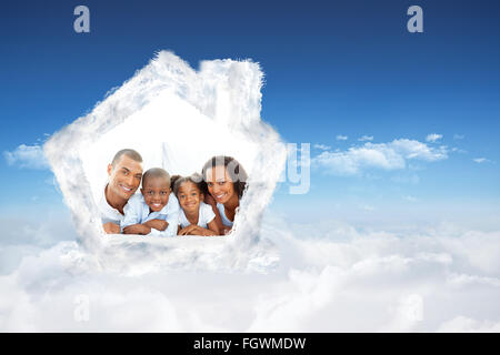 Immagine composita della famiglia felice avendo divertimento sdraiato sul letto Foto Stock