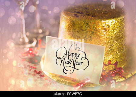 Felice anno nuovo carta appoggiata su oro party hat Foto Stock