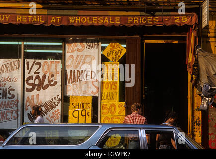 Sconto negozio di abbigliamento a New York, 1981 Foto Stock