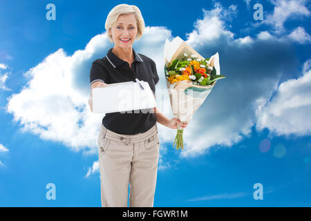 Immagine composita di felice di consegna fiori donna in cerca di firma Foto Stock