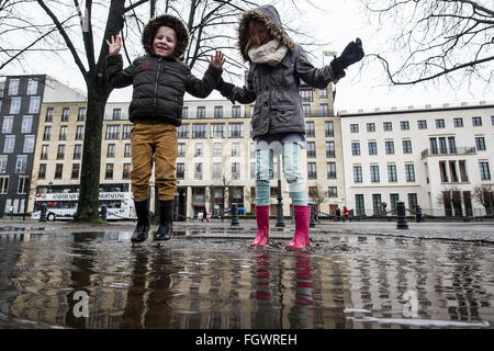 Berlino, Germania. Il 22 febbraio, 2016. Kaylee (R) e suo fratello Carson da Washington gioca in una pozza di Berlino, Germania, 22 febbraio 2016. Foto: PAOLO ZINKEN/dpa/Alamy Live News Foto Stock