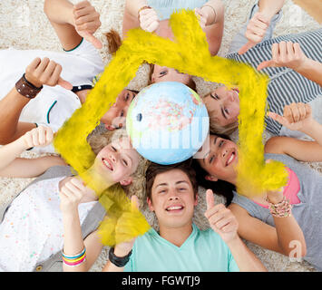 Immagine composita di adolescenti sul pavimento con un globo terrestre nel centro e con il pollice in alto Foto Stock