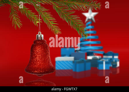 Immagine composita di rosso decorazione di Natale appeso dal ramo Foto Stock