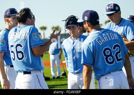 Port Charlotte, Florida, Stati Uniti d'America. Il 22 febbraio, 2016. Sarà VRAGOVIC | Orari.Tampa Bay Rays relief pitcher Steven Geltz (54) parla con i compagni di brocche raggi durante lo Spring Training a Charlotte Sports Park in Port Charlotte, Fla. lunedì 22 febbraio, 2016. © sarà Vragovic/Tampa Bay volte/ZUMA filo/Alamy Live News Foto Stock