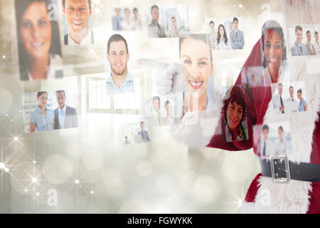 Immagine composita di santa claus punti a qualcosa di Foto Stock