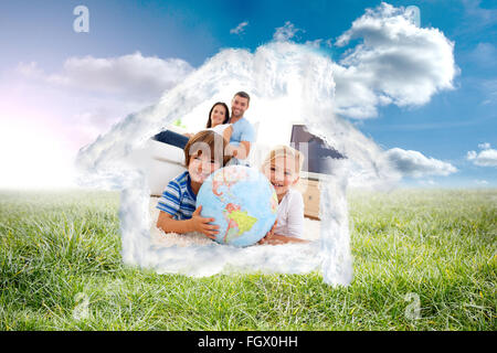 Immagine composita di bambini che giocano con un globo terrestre a casa Foto Stock