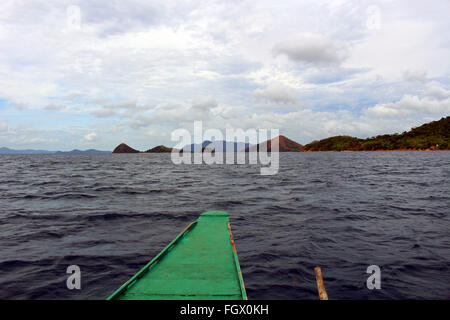 PALAWAN/FILIPPINE - CIRCA NEL DICEMBRE 2015: vista del marrone colline di Coron island da una tipica balangay filippino Foto Stock