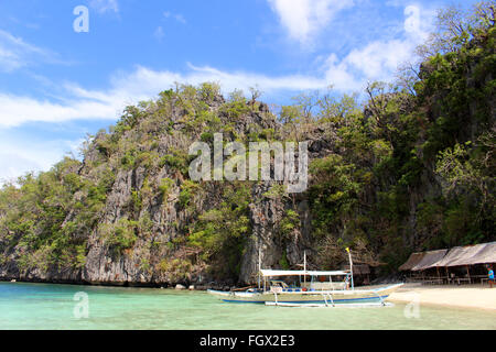 PALAWAN/FILIPPINE - CIRCA NEL DICEMBRE 2015: sogno spiaggia sabbiosa, circondato da colline di pietra calcarea e trasparenti acque verde Foto Stock