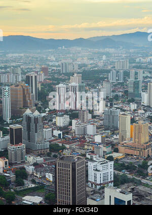 Vista da sopra a Kuala Lumpur al tramonto. Malaysia Foto Stock