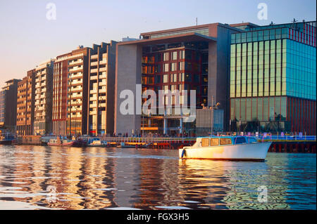 La moderna architettura di Amsterdam con la riflessione in un fiume. Paesi Bassi Foto Stock