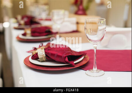 Splendidamente decorato tavolo nel ristorante per la cena del matrimonio Foto Stock