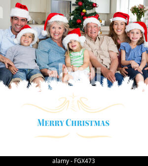 Immagine composita della famiglia in cappelli di Babbo Natale festeggiano il Natale Foto Stock