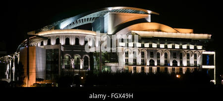 Teatro Nazionale illuminata di notte a Budapest Foto Stock