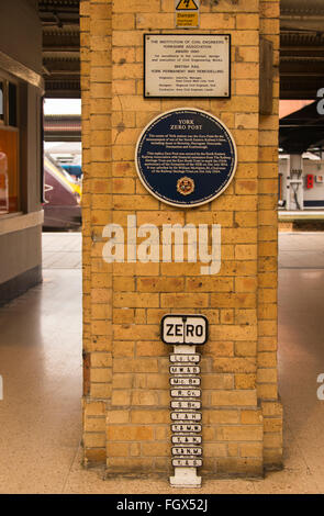 Zero posta al centro della stazione di York. Utilizzato da molti dei primi delle imprese ferroviarie per impostare le distanze da questo punto sulla loro linea Foto Stock