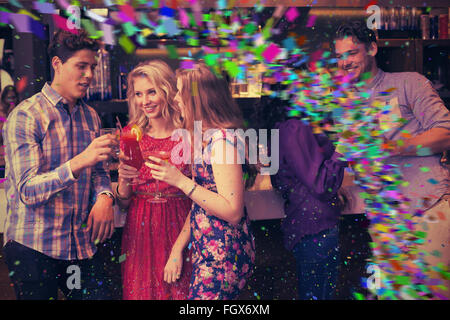 Immagine composita di felice amici bevendo un drink insieme Foto Stock