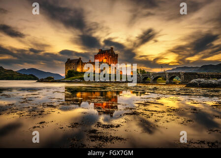 Tramonto sul Castello Eilean Donan, Scotland, Regno Unito. Lunga esposizione. Foto Stock