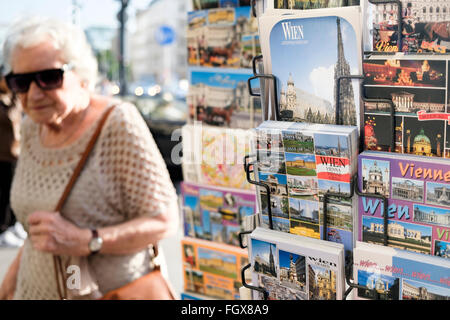 Una cartolina di stand a Vienna, Austria, con una signora anziana in background. Foto Stock