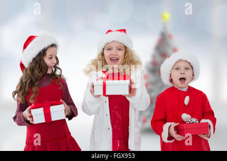 Immagine composita di adorabili bambini con doni Foto Stock