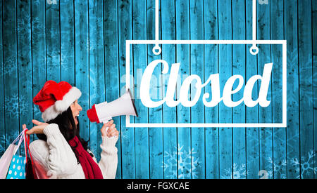 Immagine composita della donna che mantiene alcune borse per lo shopping Foto Stock