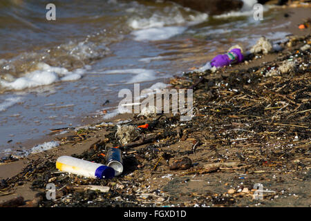 Venti forti, New Brighton, Wallasey, Regno Unito. Il 22 febbraio, 2016. Marine beach detriti è diventata un inquinamento diffuso problema che affligge tutti gli oceani del mondo. È noto per essere la causa di infortuni e morte di numerosi animali marini e uccelli, o perché essi impigliarsi in esso o essi scambiarlo per la preda e mangiare. Le implicazioni ambientali della marea di plastica detriti marini in Impostazioni- includono entanglement, ingestione, soffocamento e tossine. Foto Stock