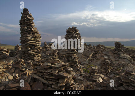 Vicino a Cairns Kari Lich sul pendio del monte Aragats, luce della sera, Armenia Foto Stock
