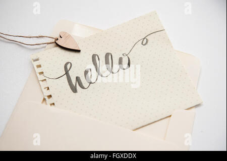 Iscrizione calligrafico ciao e di cuore per greating card Foto Stock
