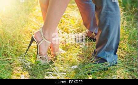 Abbassare le gambe della donna e uomo in piedi di fronte a ogni altro Foto Stock